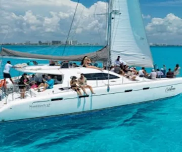 Cancun: Catamaran Tour with Snorkeling, Buffet Lunch & Drinks
